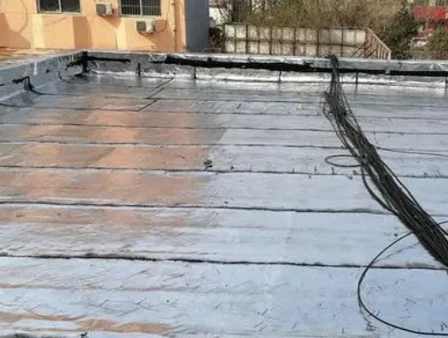 临沧市卫生间漏水维修公司分享下临沧市屋面楼顶防水刚性防水层施工要点。